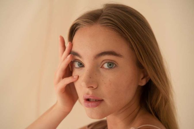 Femme détendue profitant d'un instant de bien-être durant sa routine beauté