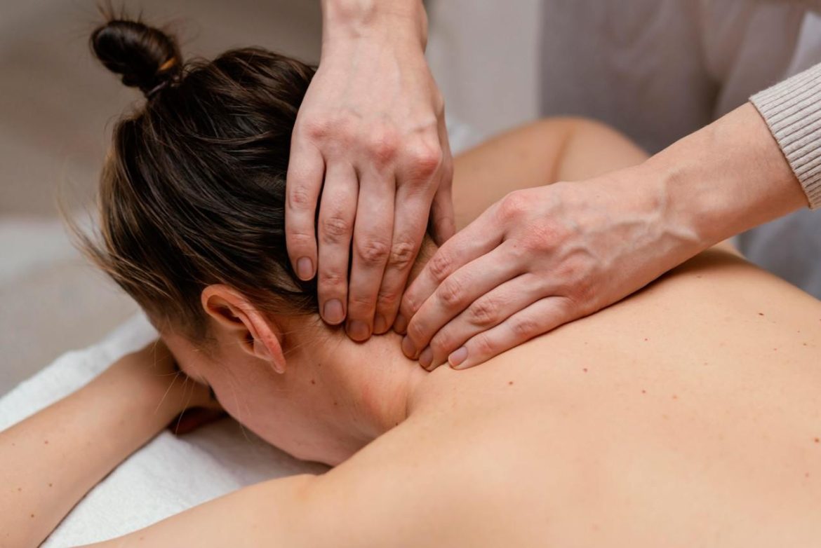 Mains d'un praticien effectuant des pressions à la base du crâne pour illustrer les bienfaits massage ciblé cervicales et nuque.