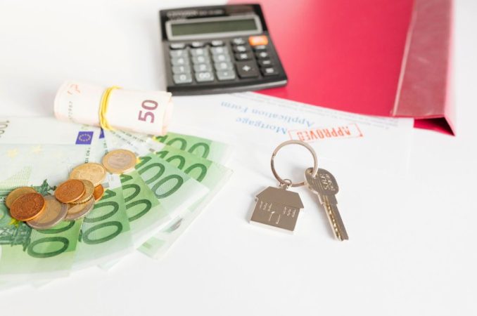 Billets en euros, calculatrice et clé de maison pour calculer pouvoir d achat immobilier France.